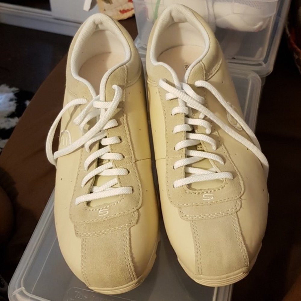 Skechers Cream & White Leather Sneakers. 9.5M